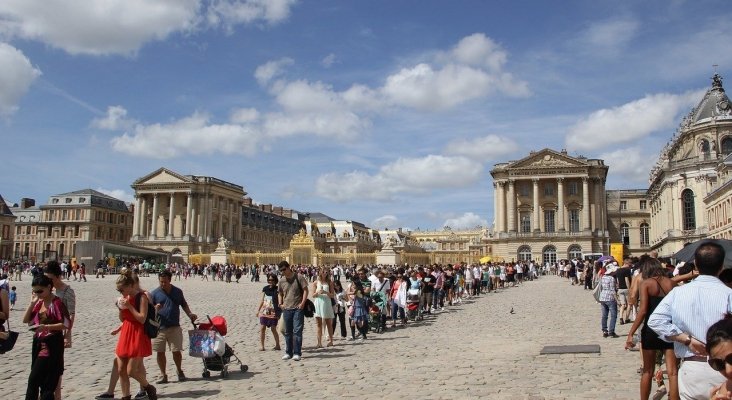 Turistas haciendo cola en Versalles, Francia