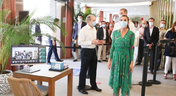 Doña Letizia en el lugar donde la cámara termica, instalada en la entreda del hotel RIU Concordia, toma la temperatura de los turistas Foto Casa de S.M. el Rey