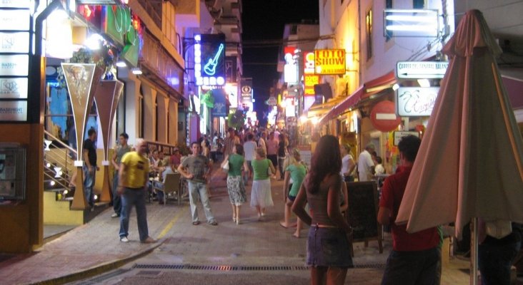Los locales nocturnos de West End (Ibiza) podrán abrir sus terrazas hasta las 2.00 horas | Foto: Eduardo Pitt (CC BY-SA 2.0)