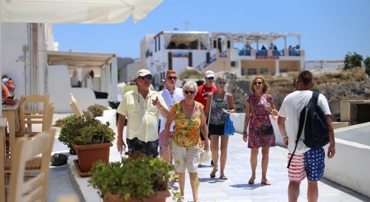 Turistas en Santorini, Grecia