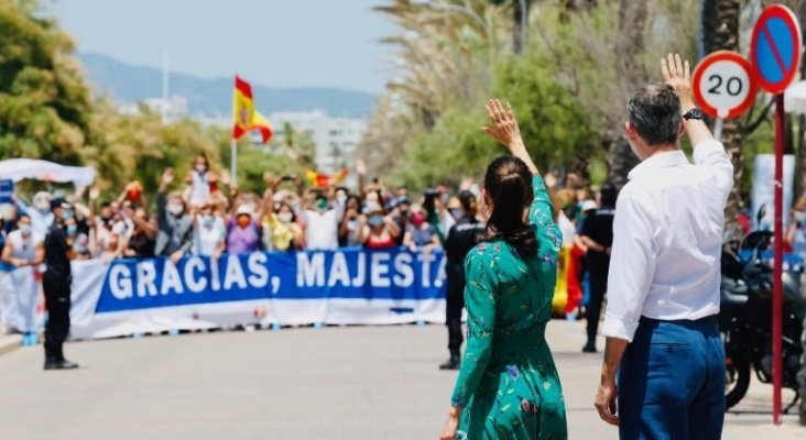 Saludo de los Reyes a su llegada a Mallorca en su visita en junio de 2020
