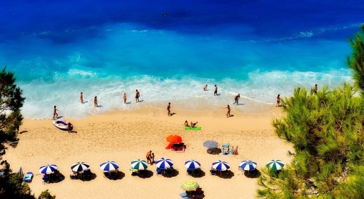 Grecia recibe a los primeros turistas británicos