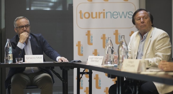 Ignacio Moll, CEO de Tourinews - Juan Manuel Benítez del Rosario, decano de la Facultad de Economía, Empresa y Turismo de la ULPGC