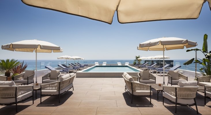 H10 inaugura un emblemático hotel en Tarragona, completamente renovado | Foto: Rooftop Bar Caelum con vistas al mar