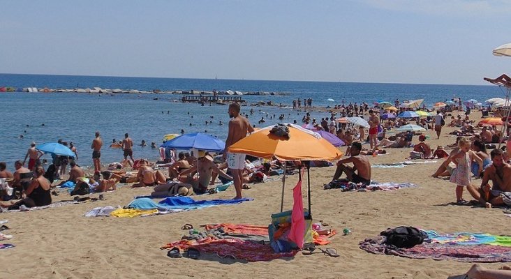 Barcelona reduce un 15% el aforo de sus playas por los rebrotes | Foto: Playa de la Barceloneta- Nicholas Gemini (CC BY-SA 4.0)