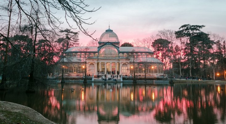 body of water across white mansion 2440984