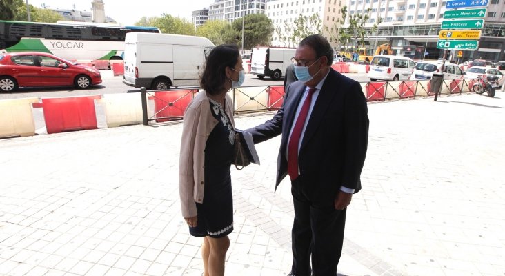 Juan Molas, presidente de la Mesa del Turismo, recibe a la ministra de Turismo, Reyes Maroto