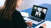 Las videoconferencias online ponen en jaque al turismo MICE | Foto de Anna Shvets en Pexels