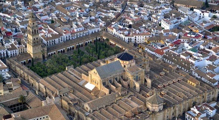 La socimi proyecta uno de los hoteles en el barrio de la Judería de Córdoba, junto a la Mezquita | Foto: Toni Castillo Quero (CC BY-SA 2.0)