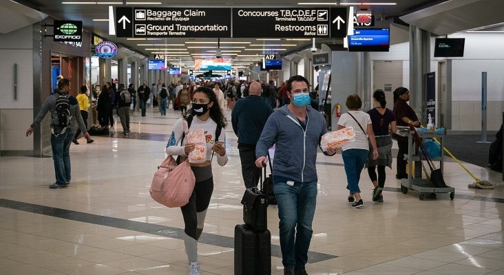 Aprendizajes y desafíos de un sector en reinvención | Foto: Pasajeros en el aeropuerto de Atlanta (EE.UU.) llevando mascarilla