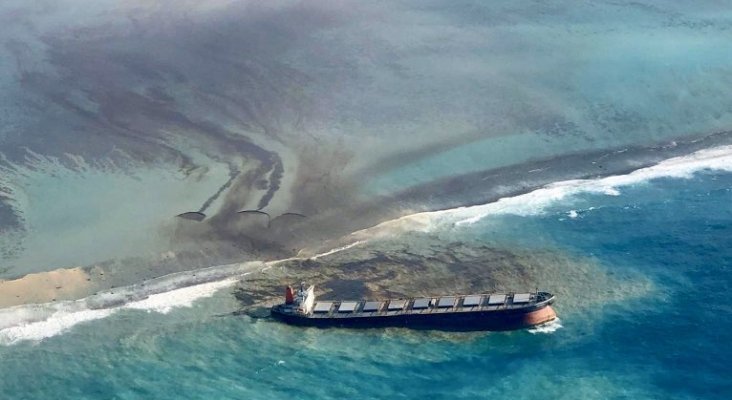Desastre ecológico en Mauricio: buque encallado vierte toneladas de petróleo