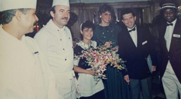 Rafael Expósito, junto al equipo del Hotel Riu Palace Maspalomas, durante su etapa como maitre en los 90