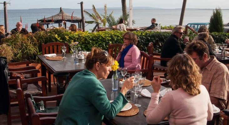 Turistas en una terraza de Ibiza