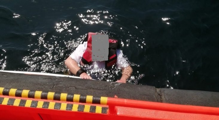 Rescatan a un turista británico, tras tres días a la deriva sobre una tabla de surf|Foto: Salvamento Marítimo