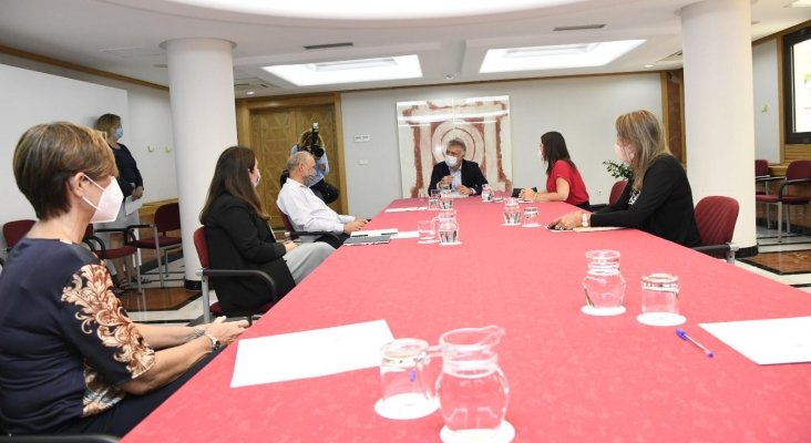 Izqda. a Dch Linda Phelps, Antonia Bouka y Sebastian Ebel, en representación de TUI Group; y Ángel Víctor Torres, Yaiza Castilla y Cristina del Río, por el Gobierno de Canarias