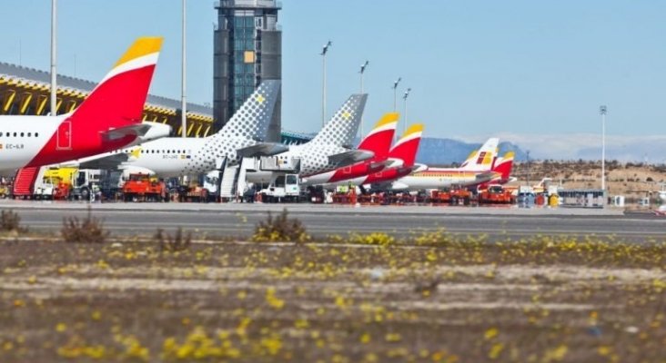 Aviones de Iberia y Vueling en aeropuerto