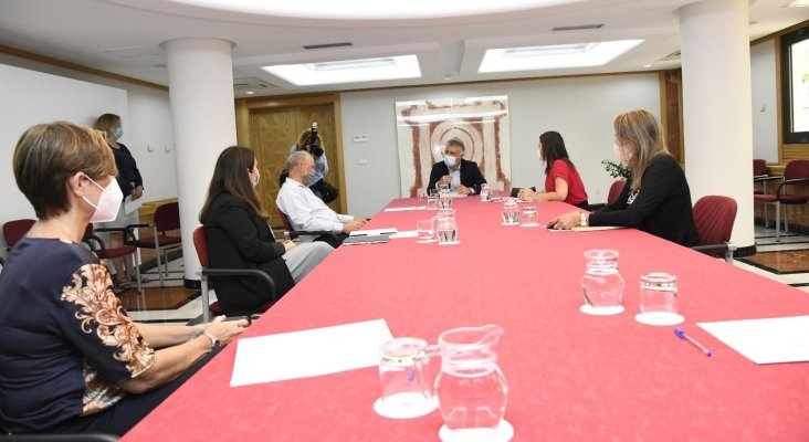 reunion de representantes del gobierno de canarias con ejecutivos de tui group 4 732x400