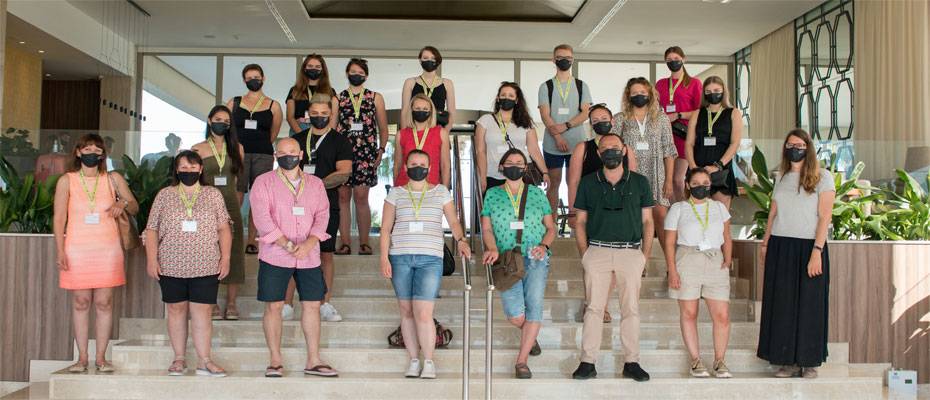 Agentes de viaje de rtk, Tobías Neumann en el centro de la imagen con polo verde