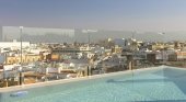 Vista de la ciudad de Sevilla desde la piscina del Hotel Colón Gran Meliá