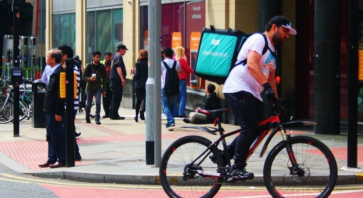 Repartidor de Deliveroo en Mánchester|Foto: shopblocks