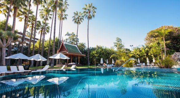 SPA OUTSIDE POOL