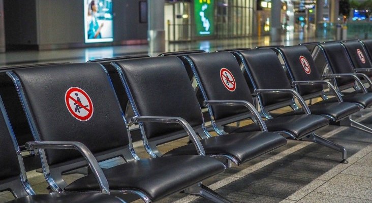 Distanciamiento social en terminal de aeropuerto