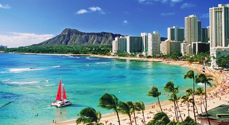 Hawái recibe 8.000 turistas el primer día de viajes "sin cuarentenas"