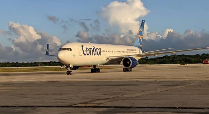 Llegada del avión de Condor a Cuba