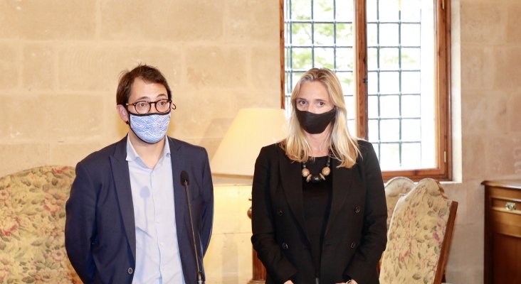 Iago Negueruela, conseller de Turismo, y María Frontera, Presidenta de la FEHM Iago Negueruela, conseller de Turismo, y María Frontera, Presidenta de la FEHM