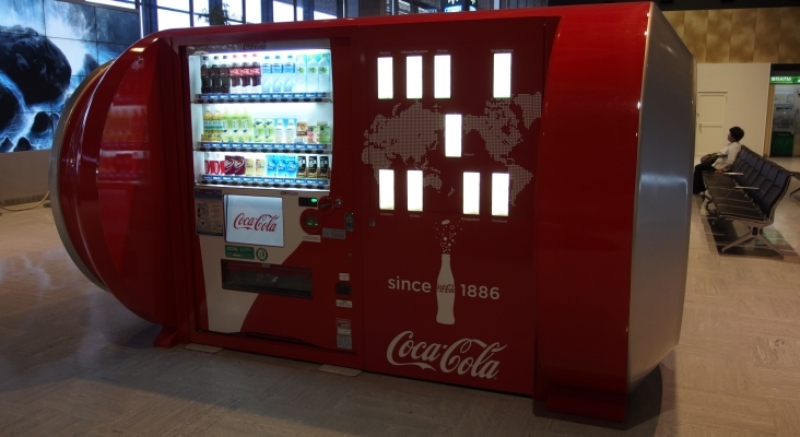 Investigado un empleado del Aeropuerto de Barcelona por publicar tutoriales para robar en las máquinas de vending | Guilhem Vellut (CC BY 2.0)