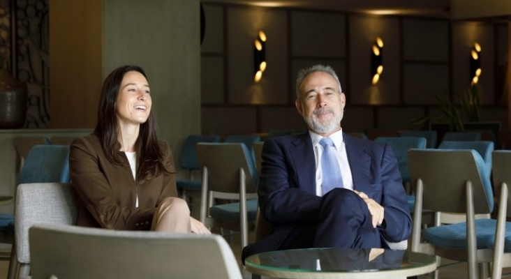 Naomi Riu con su padre, Luis Riu, en el hotel Riu Festival