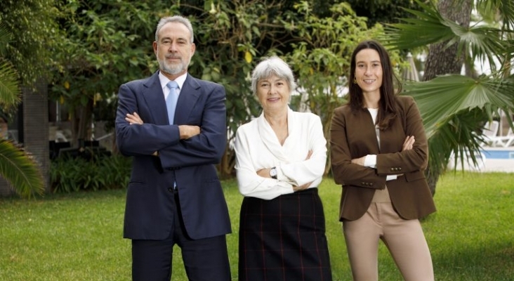 Tres miembros de la familia Riu, Carmen y Luis Riu, propietarios, y Naomi Riu, de la siguiente generación