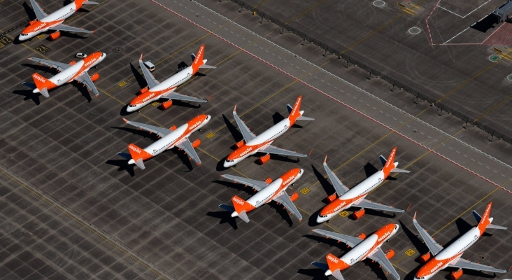 Aviones aparcados easyjet en el aeropuerto de Berlín Brandenburg International