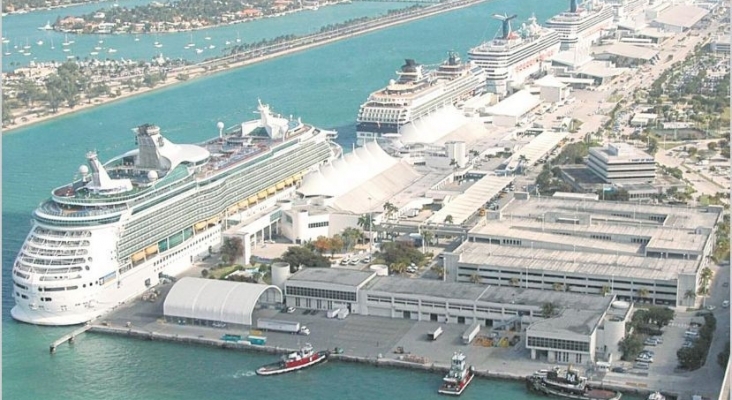 Cruceros atracados en el puerto de Miami