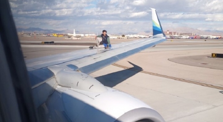 Detenido un hombre en Las Vegas por caminar sobre el ala de un avión