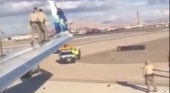 Detenido un hombre en Las Vegas por caminar sobre el ala de un avión