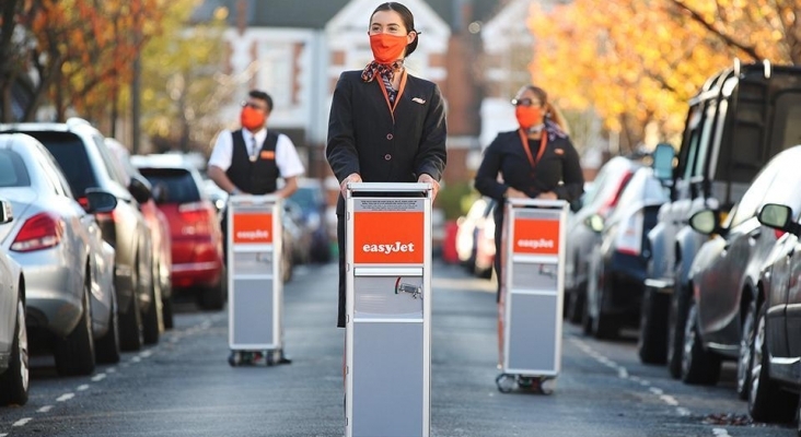 easyJet mantiene activa a su tripulación de cabina repartiendo menús a domicilio |foto: https://www.diarioazafata.com/