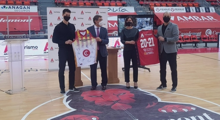 El vicepresidente y consejero de Industria, Arturo Aliaga, y la directora general de Turismo, Elena Allué, han recibido las camiseta del equipo