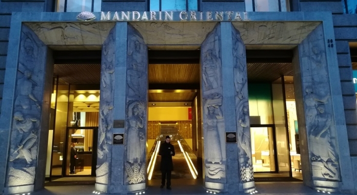 El nuevo director del Mandarin Oriental Barcelona deberá reflotar un hotel con una deuda de 400 mill | Foto: Enric (CC BY-SA 4.0)