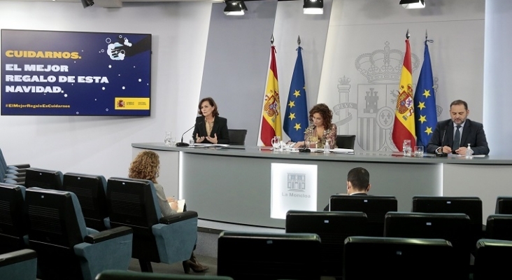 Rueda de prensa posterior al Consejo de Ministros en el que se ha aprobado el Plan de ayudas a la hostelería y el turismo | Foto: Pool Moncloa / José María Cuadrado (CC BY-NC-ND 2.0)
