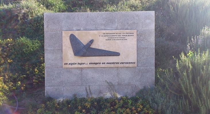 Placa en recuerdo a las víctimas del accidente del vuelo JK 5022 de Spanair | Foto: Stromare (CC BY-SA 3.0)