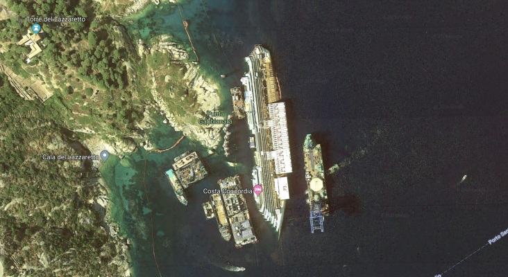 Vista aérea del Costa Concordia semihundido en la isla de Giglio