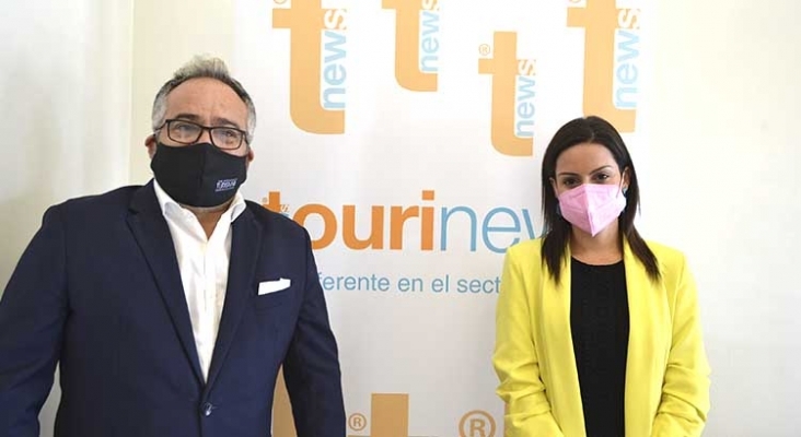 Yaiza Castilla con Ignacio Moll, CEO de Tourinews