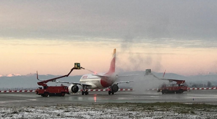 Operarios aplicando tratamiento de deshielo a avión|Foto: Iberia