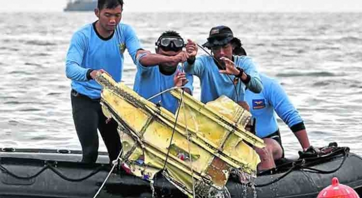 Encuentran restos del avión que cayó al mar en Indonesia con 62 personas a bordo