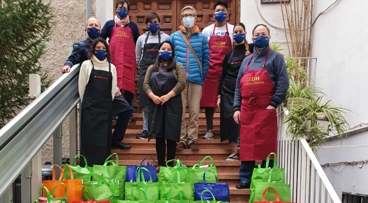 Directores de hotel voluntarios han repartido 310 bolsas de comida a las familias con menos recursos | Foto: AEDH
