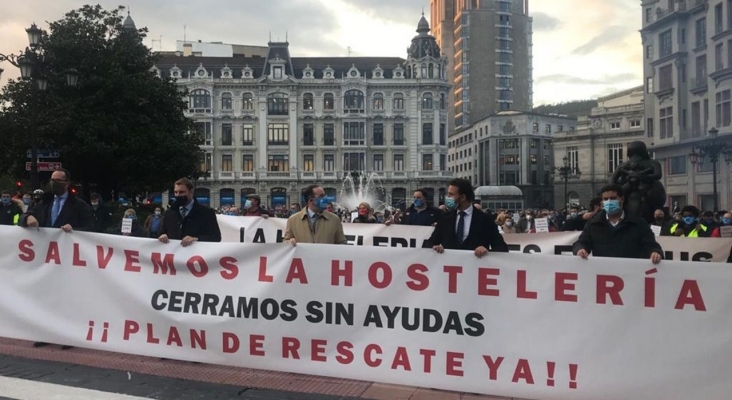 Los hosteleros toman la calle contra las nuevas restricciones impuestas por Asturias | Foto: La Voz de Asturias