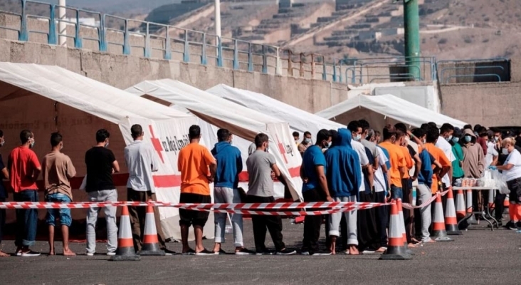 Inmigrantes en el muelle de Arguineguín - Gran Canaria Inmigrantes en el muelle de Arguineguín - Gran Canaria