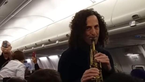 El saxofonista Kenny G improvisa un concierto en medio de un vuelo