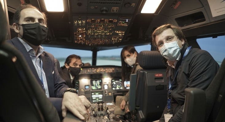Visitando uno de los simuladores con los que cuenta Iberia en las instalaciones Visitando uno de los simuladores con los que cuenta Iberia en las instalaciones